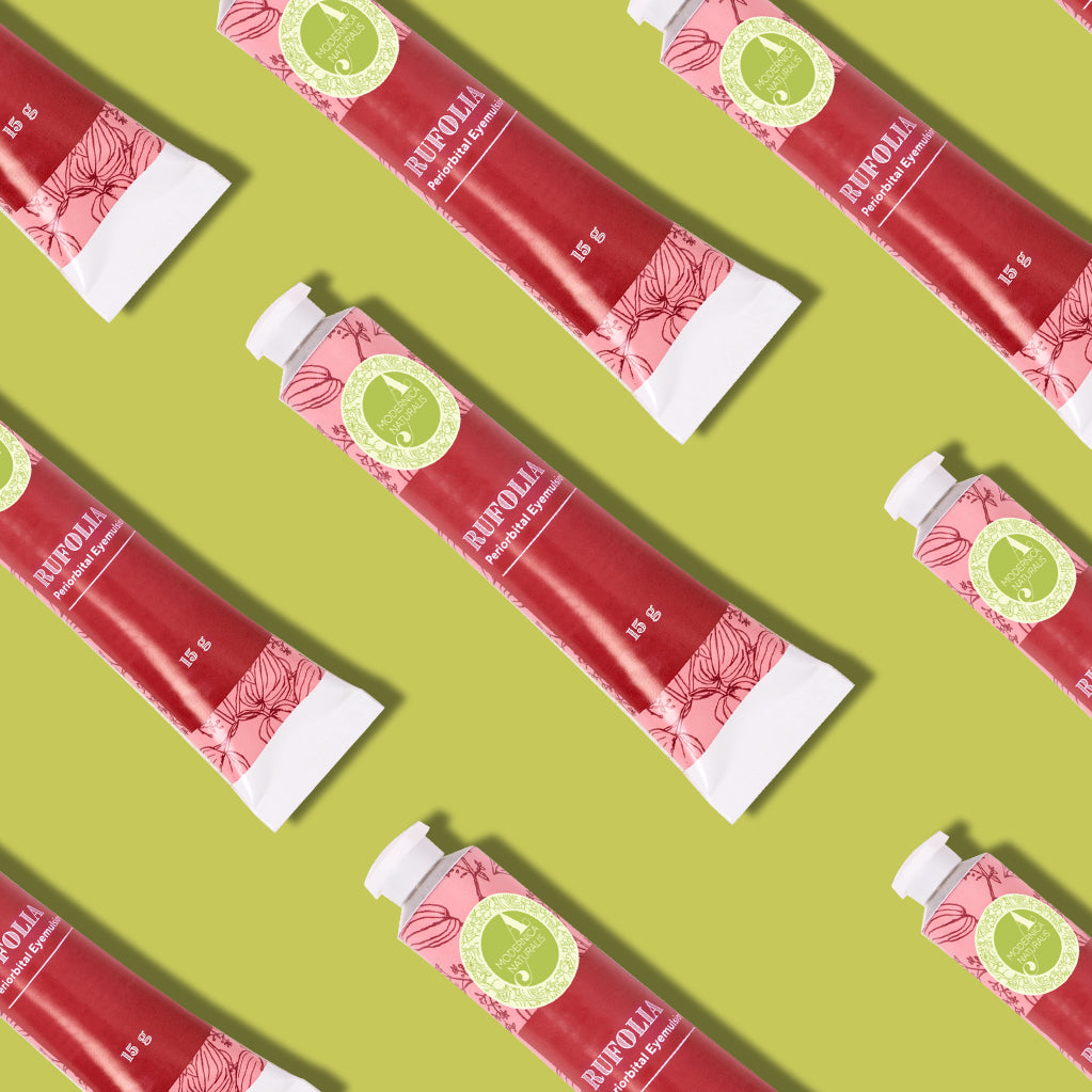 Rufolia Szemkörnyéki Emulzió – Világosít, nyugtat és feszesít a szem alatt festőbuzérrel, aloe verával, niacinamiddal és hialuronsavval (Rufolia Periorbital Eyemulsion - Brighten, Soothe and Firm Under-Eyes)